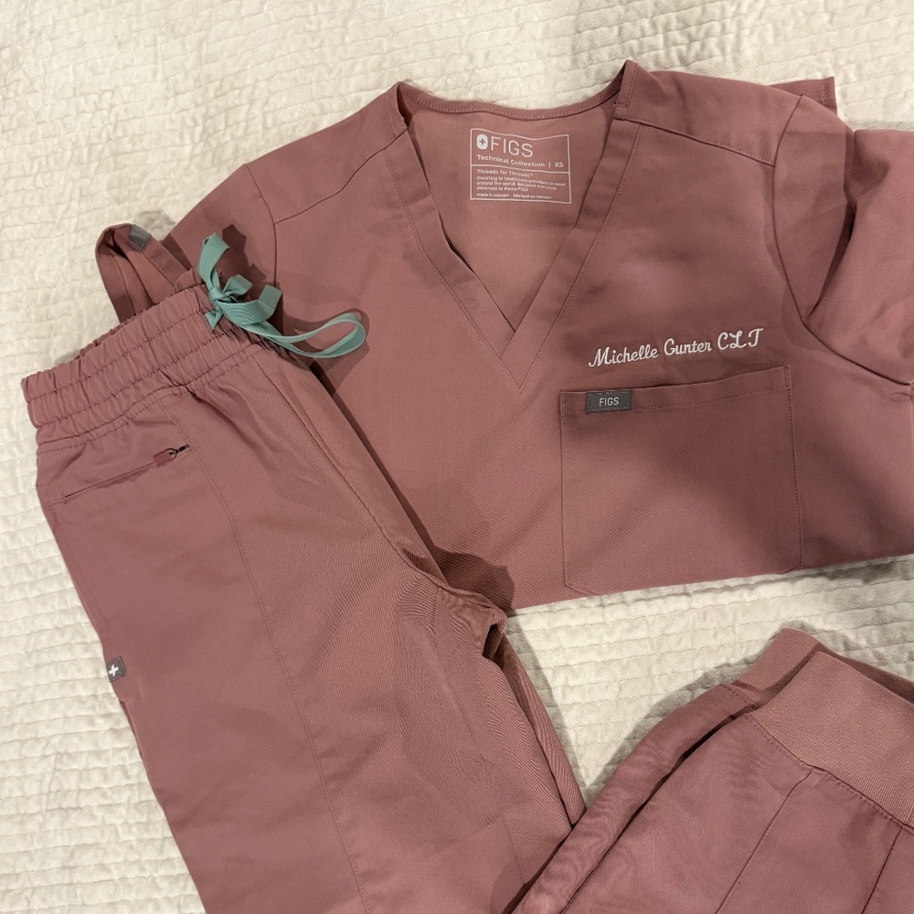 Figs like new scrub set.